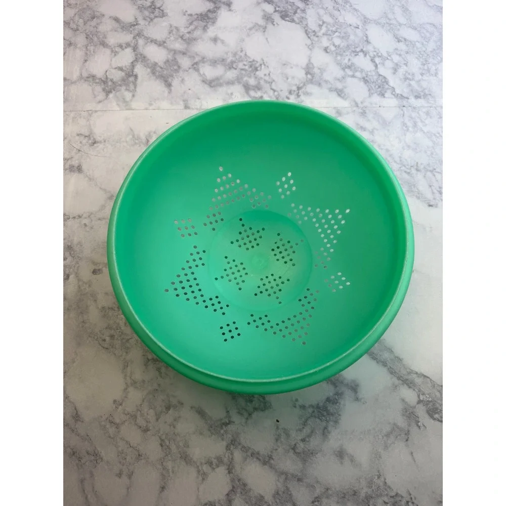 Vintage Tupperware Mint Green Colander Strainer 888-8 Starburst Pattern 9.5 Inch